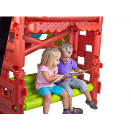 Casita del bosque con tobogán y dos escaleras laterales de subida