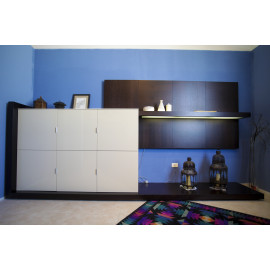 Ausgestattete Wand TAO von Misuraemme, glänzend lackiert mit beleuchteten Regalen.