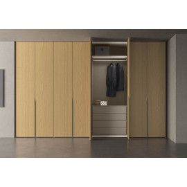 Armario Manhattan moderno con puerta batiente y tirador empotrado Pianca