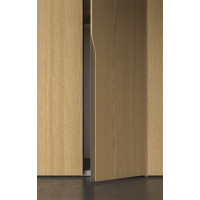 Swing door wardrobe with recessed handle by Pianca Tratto.