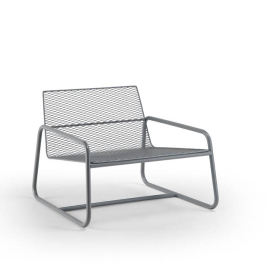 Poltrona per spazi esterni Lolita dalla linea comoda e maneggevole Meme Design