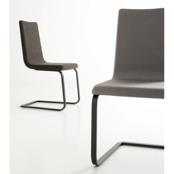 Chaise Schwinger avec structure en métal et assise en tissu ou en éco-cuir Pointhouse