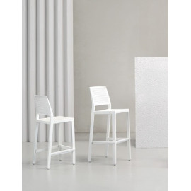 Stapelbarer Außenhocker Emi mit schlichtem und linearem Design